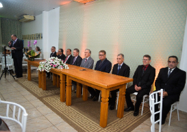 Presidente do CRCPR e representantes integram a mesa principal de solenidade de posse da nova diretoria do Sincopar
