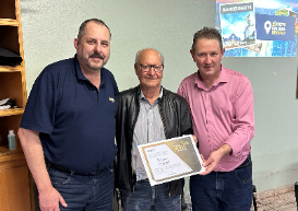 Delegado representante do CRCPR em Bandeirantes recebe homenagem por mais de 50 anos de registro ativo