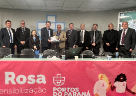 Profissional contábil com mais de 50 anos de registro recebe homenagem durante Reunião Plenária Itinerante no auditório do Porto de Paranaguá