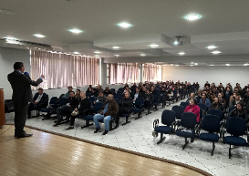Com auditório lotado, 